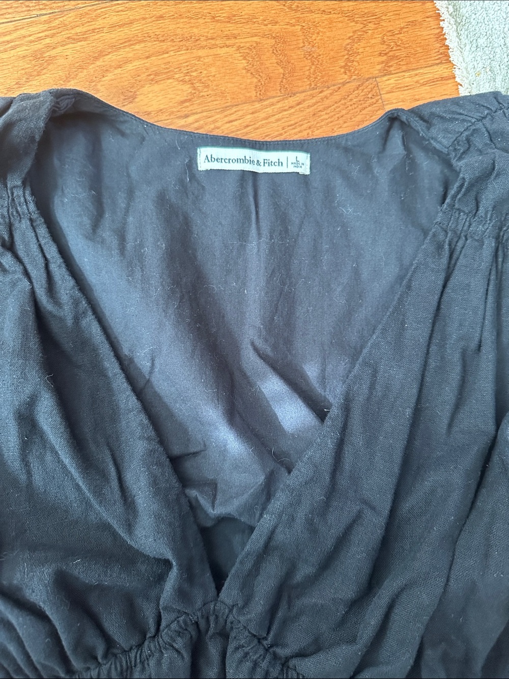 Abercrombie & Fitch Black Ruched V-Neck Crop Top - Picture 2 of 6